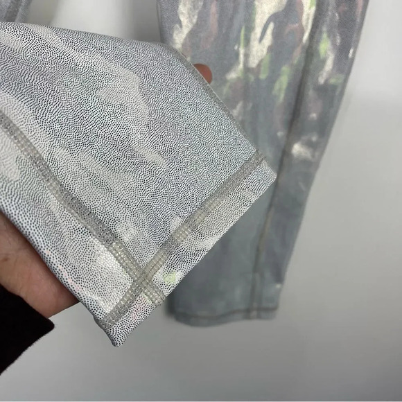 NEW ZYIA Metallic Silver Camo Pocket Light n Tight High Rise Capri Leggings 8-10 - Picture 4 of 10
